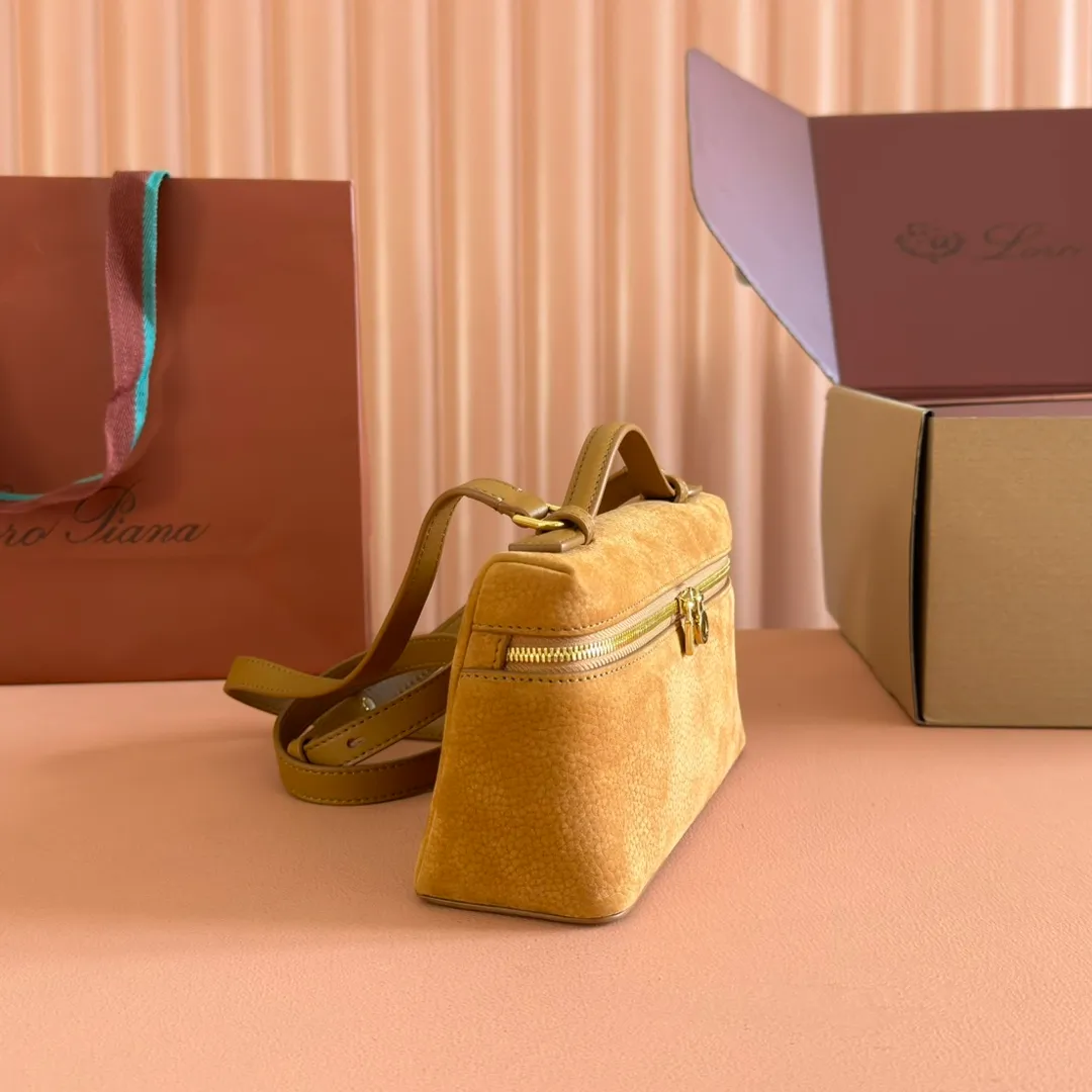 p1160💋💋💋【Original leather configuration counter complete package】 𝐋𝐨𝐫𝐨 𝐏𝐢𝐚𝐧@ Extra pocket L19 series handbag/crossbody bag, all steel deerskin, the most comfortable life is not defined, just like loro The material design of pian@ does not require complicated design styles. The simple and soft outline is elegant and durable, like an exquisite cosmetic case, which perfectly balances appearance and functionality. The leather is delicate and feels as soft as butter. The small bag has a large capacity. It is not only portable with a thin shoulder strap, but can also be worn cross-body. Sisters who have a special liking for minimalist style can buy it. It is simple and versatile. The simpler, the more different. Stars and Instagram celebrities are all planting it. There are two sizes of 19 cm and 27 cm. One is exquisite and casual, and the other is elegant and grand. Size: Small: length 19×width 7×height 12cm (